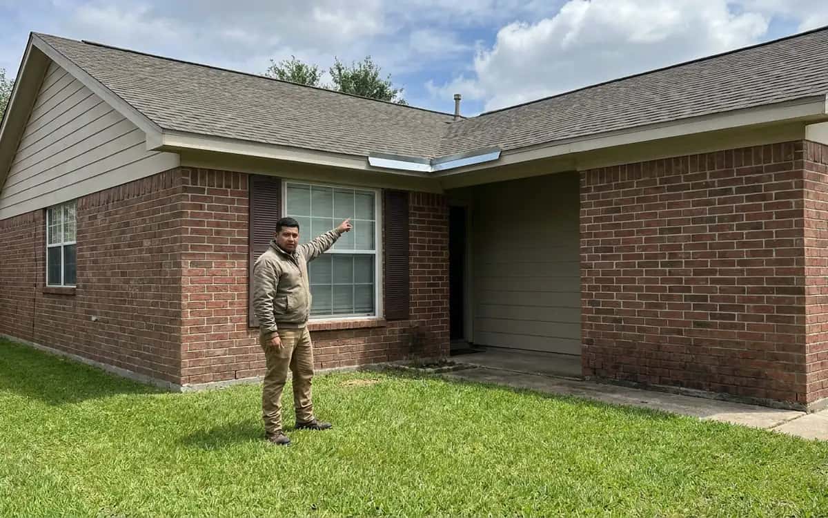 Roof flashing at a residential roof edge